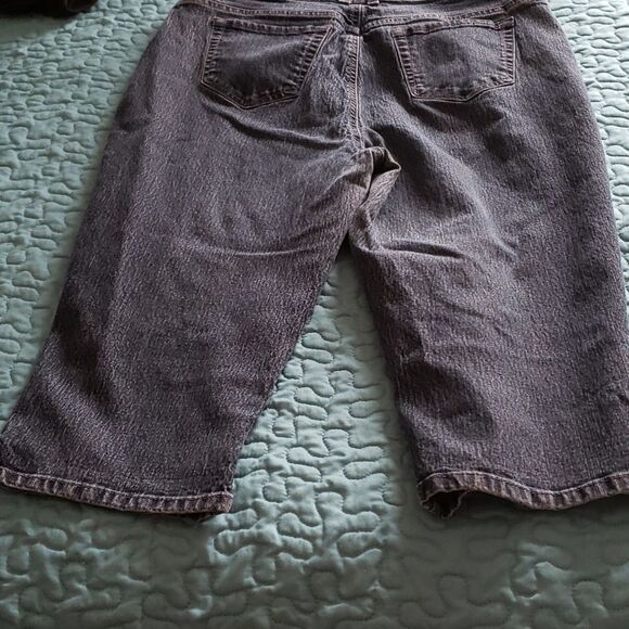 Gloria Vanderbilt Bermuda Jean Shorts. Size 16 - Picture 2 of 10